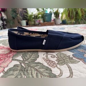 READ!!!! TOMS Women's Navy Canvas Alpargatas